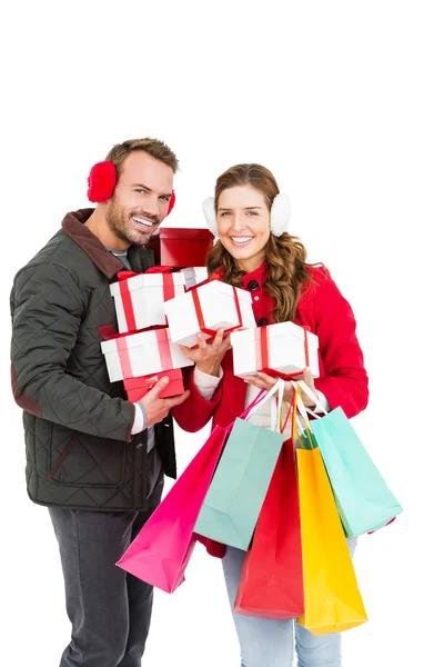 Paar holding geschenken en winkelen zakken — Stockfoto