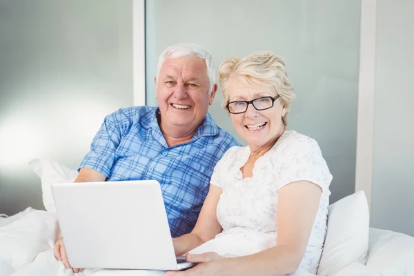 Portrait of happy couple with laptop — Stock Photo, Image