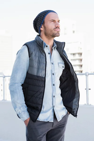 Uomo con cappello e giacca beanie — Foto Stock