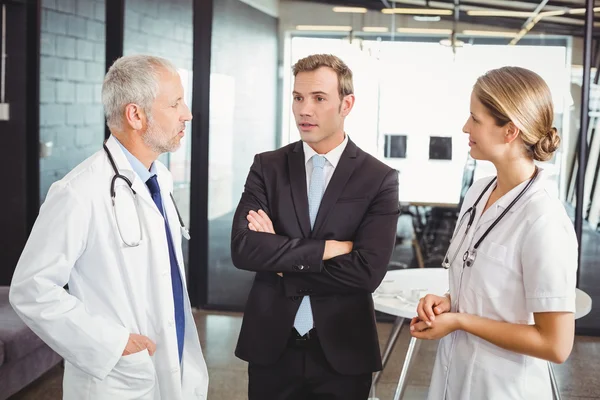 Equipe médica interagindo uns com os outros — Fotografia de Stock