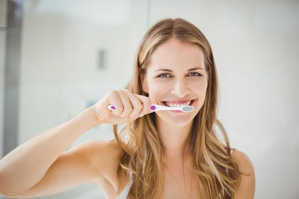 Donna lavarsi i denti — Foto Stock