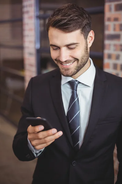 Affärsman med hjälp av mobiltelefon i office — Stockfoto
