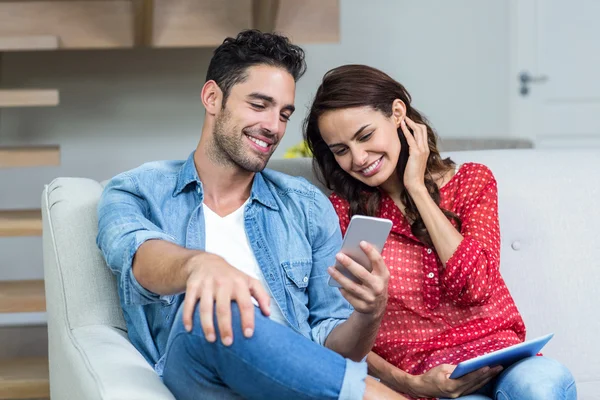 Couple using phone — Stock Photo, Image