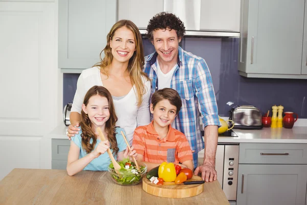 야채 샐러드를 준비 하는 가족 — 스톡 사진