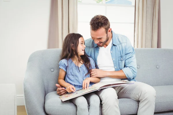 Vader en dochter op de Bank — Stockfoto