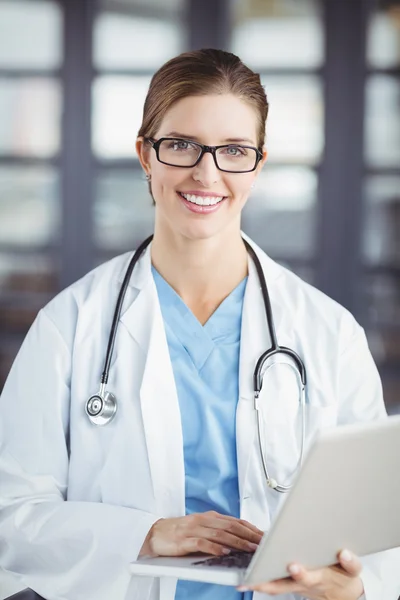 Kvinnlig doktor arbetar på laptop — Stockfoto