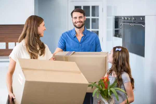 Família segurando caixas enquanto se deslocaliza — Fotografia de Stock