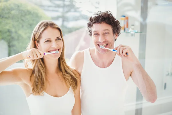 Casal escovação dos dentes — Fotografia de Stock