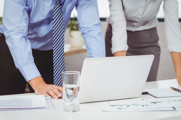 Business people using laptop — Stock Photo, Image