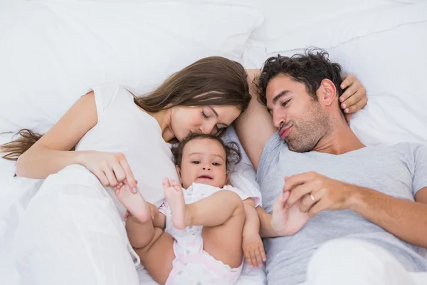 Aus der Vogelperspektive: Paar liebt Baby im Bett — Stockfoto