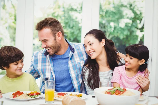 Aile ile yemek masası kola — Stok fotoğraf