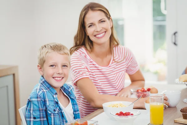 Mutter und Sohn frühstücken — Stockfoto