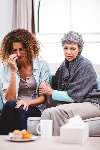 Madre confortante pianto figlia — Foto Stock