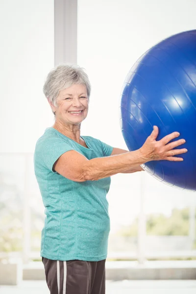 Egzersiz topu tutan gülümseyen kadın portresi — Stok fotoğraf