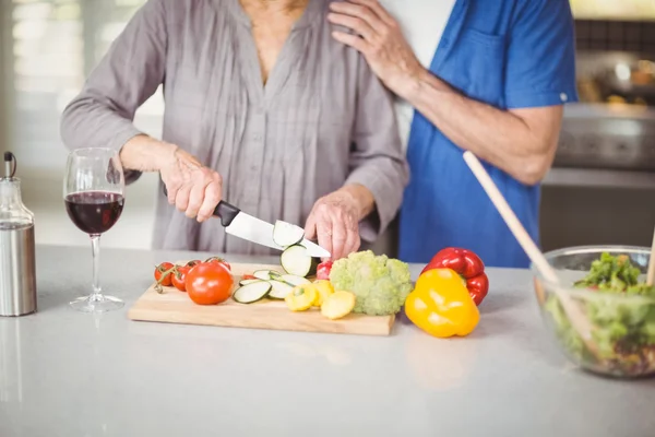 Homme debout avec femme coupe salade — Photo