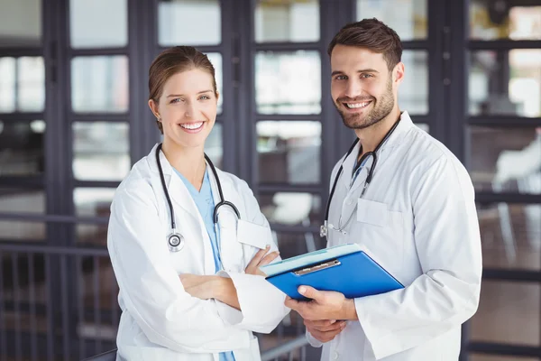 Médicos com área de transferência — Fotografia de Stock