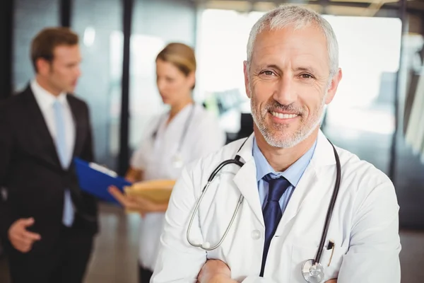 Medico maschio in ospedale — Foto Stock