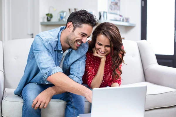 Pareja usando portátil — Foto de Stock