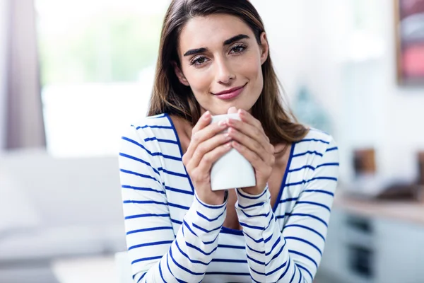 Woman holding mug at home — Stock Photo, Image