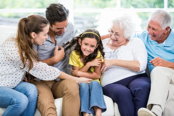 Famiglia multi-generazione seduta sul divano — Foto Stock