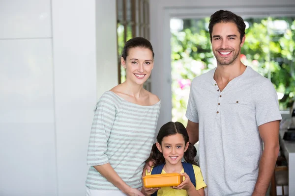 Familie med datter holder frokostboks - Stock-foto