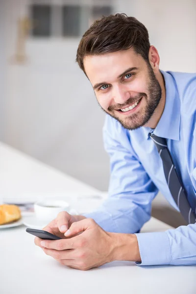 Uomo d'affari che utilizza il telefono cellulare a casa — Foto Stock