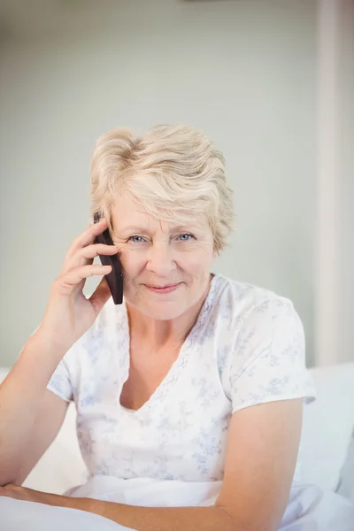 Porträtt av äldre kvinna prata telefon — Stockfoto