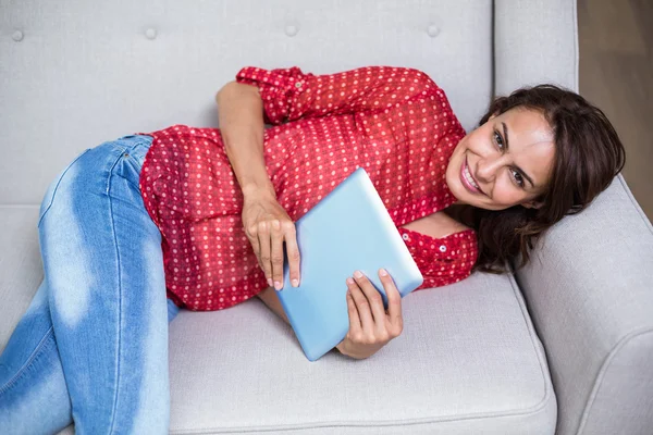 Mulher sorridente segurando comprimido — Fotografia de Stock