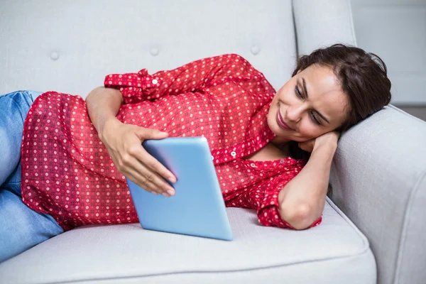 Frau hält Tablet in der Hand — Stockfoto