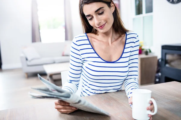 新聞とマグカップの女性 — ストック写真
