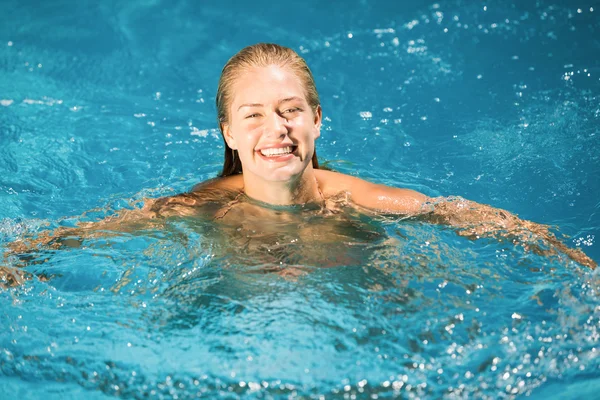 Ortrait de mulher bonita nadando — Fotografia de Stock