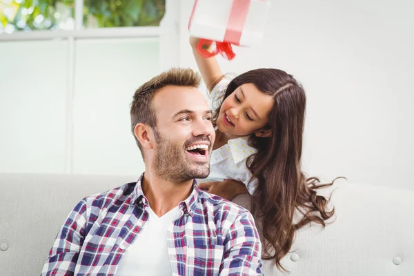 Figlia e padre con dono — Foto Stock