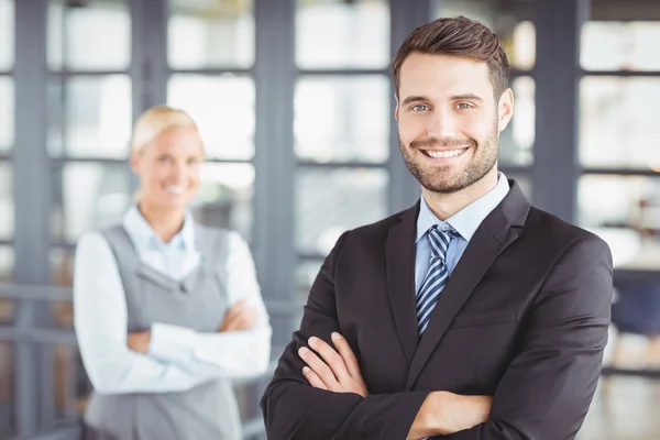 Zakenman armen gekruist en vrouwelijke collega — Stockfoto