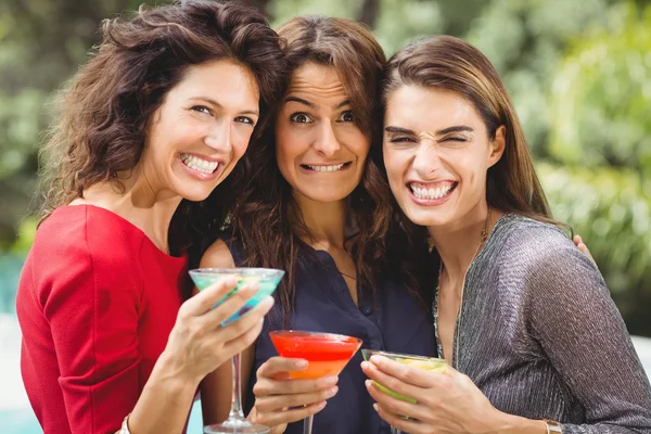 Amigos do sexo feminino fazendo rosto na festa — Fotografia de Stock