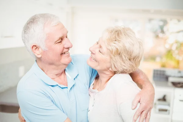 Casal sorrindo enquanto olha para cada um — Fotografia de Stock