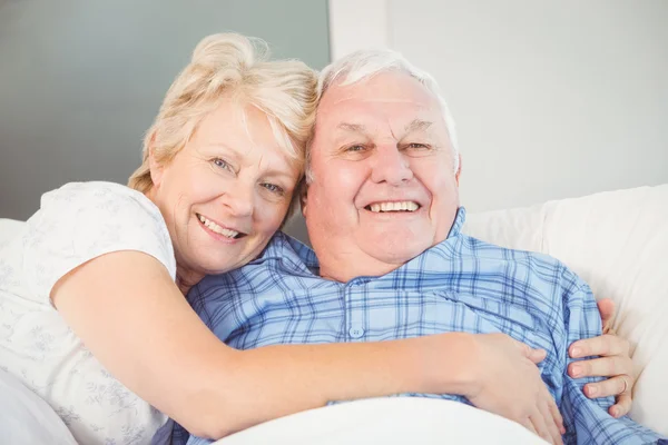 Seniorenpaar liegt auf Bett — Stockfoto