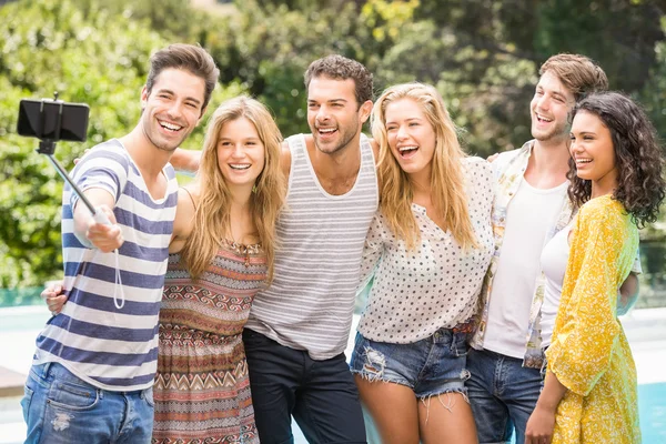 Grupo de amigos tirando uma selfie perto da piscina — Fotografia de Stock