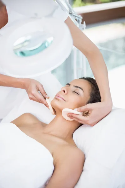 Mulher jovem recebendo massagem facial — Fotografia de Stock