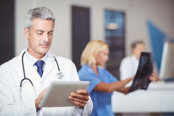 Médico masculino usando Digital Tablet — Fotografia de Stock