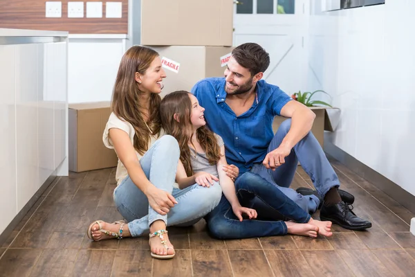 Familie genießt im Sitzen auf dem Boden — Stockfoto