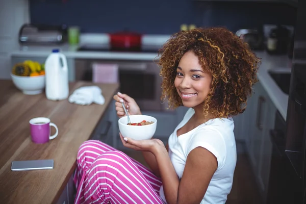 Женщина завтракает на кухне — стоковое фото