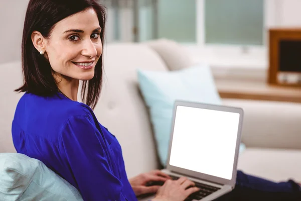 Donna utilizzando il computer portatile — Foto Stock