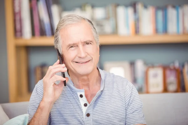 Senior man met mobiele telefoon — Stockfoto