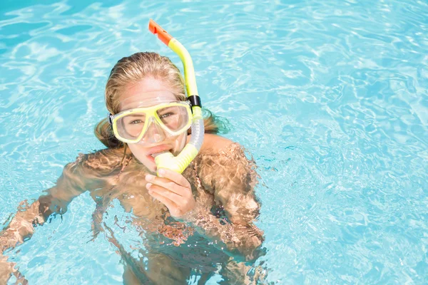 수영장에서 수영 하는 스노클링 장비와 여자 — 스톡 사진