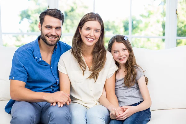 Família no sofá em casa — Fotografia de Stock