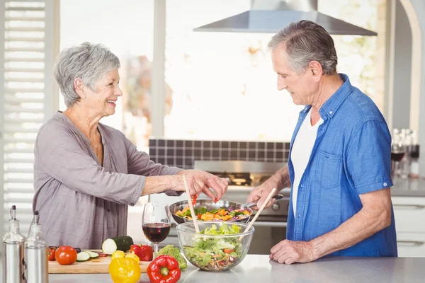 Sidovy av lyckliga äldre paret förbereder mat — Stockfoto