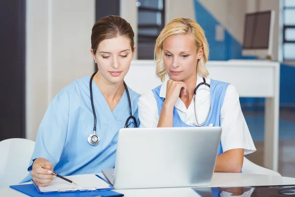 Female doctors using laptop — Stock Photo, Image