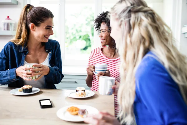 Vriendinnen ontbijten — Stockfoto