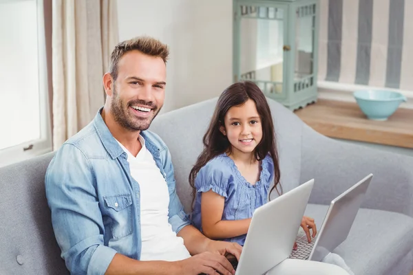 Pai e filha usando laptop — Fotografia de Stock