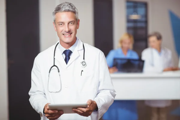 Lékař držící digitální tablet — Stock fotografie